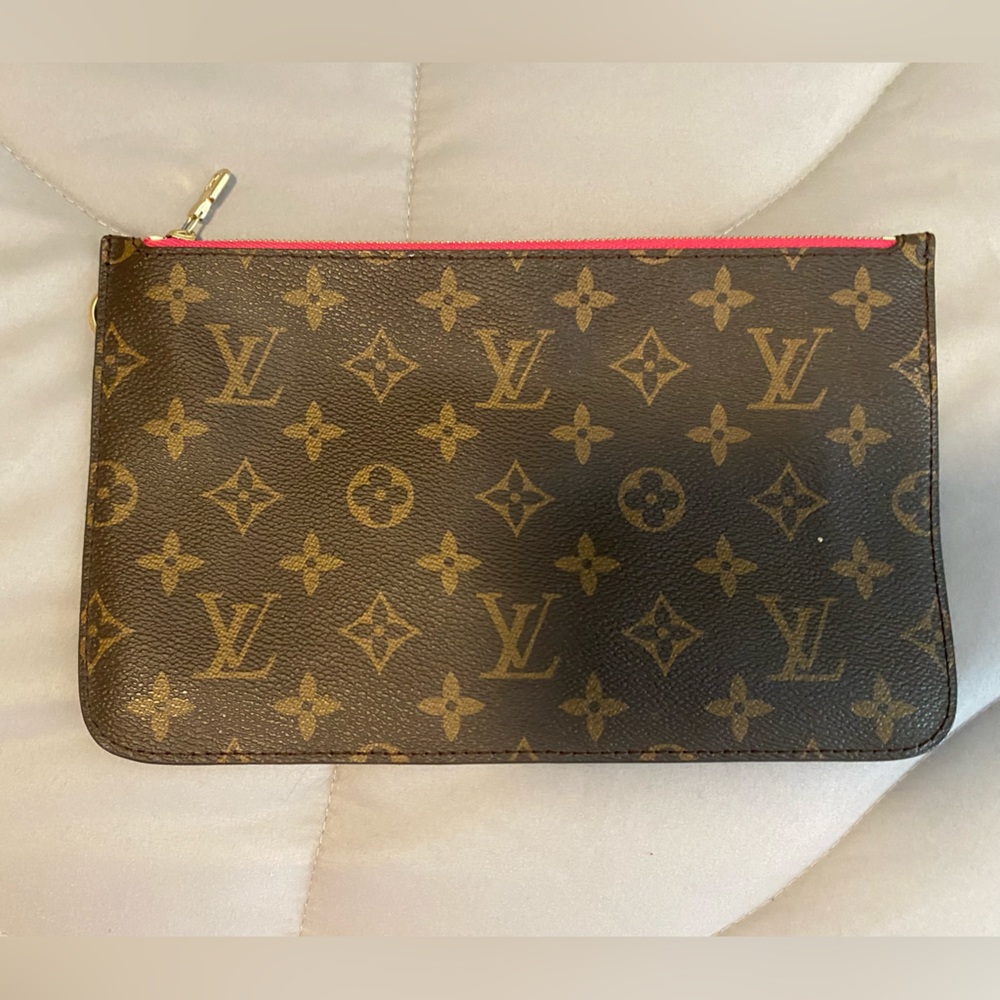 Louis Vuitton Monogram
Neverfull Pochette | Used a few times | without strap!